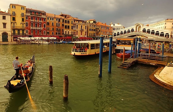 Venedik'te bulunan Büyük Kanal deniz ulaşım araçlarıyla şehrin trafiğini sağlamaktadır. Şehre gelen turistlerin gondollarla gezip gördüğü kanalın manzarasını görenler ise hayranlık duyuyor.