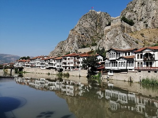 Öyle ki manzarası Venedik ile yarışabilir türden. Twitter'da Yeşilırmak'ın huzur veren manzarasından görüntüler paylaşan kullanıcı "Venedik olsa beğenirdiniz ama burası Amasya..." diye yazdı.