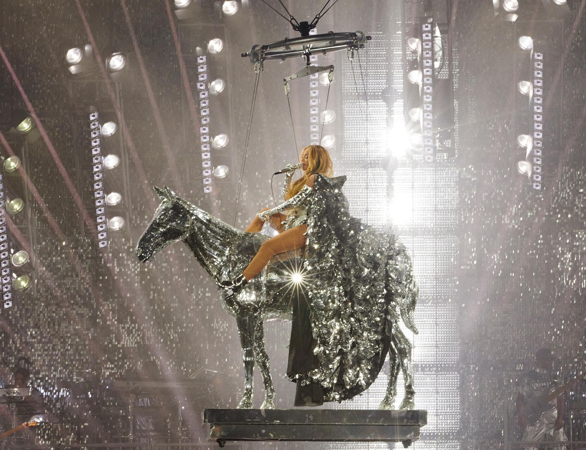 Beyonce Stuns in Mesmerizing Turkish Design by Raisa & Vanessa - Onedio