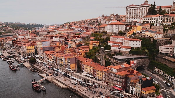 16. Sonuç olarak Porto, Matosinhos, Braga gibi kuzey şehirler yaşamak için çok keyifli. Lizbon'u biraz İstanbul'a benzetiyorum. Eğer ekonomik durumunuz çok iyiyse 1 numara, tatile geliyorsanız ilk tercihiniz ama orta düzey ve sakinlik arayan biri kuzeydeki şehirleri tercih ediyor.