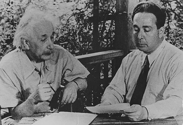 Polonya'nın 1939'da Nazi Almanyası tarafından işgalinden sonra, fizikçiler Albert Einstein, Leo Szilard ve Eugene Wigner, ABD hükümetini, Nazilerin nükleer bomba yapan ilk kişiler olması durumunda, tüm insanlığı tehdit edeceği konusunda uyardı.