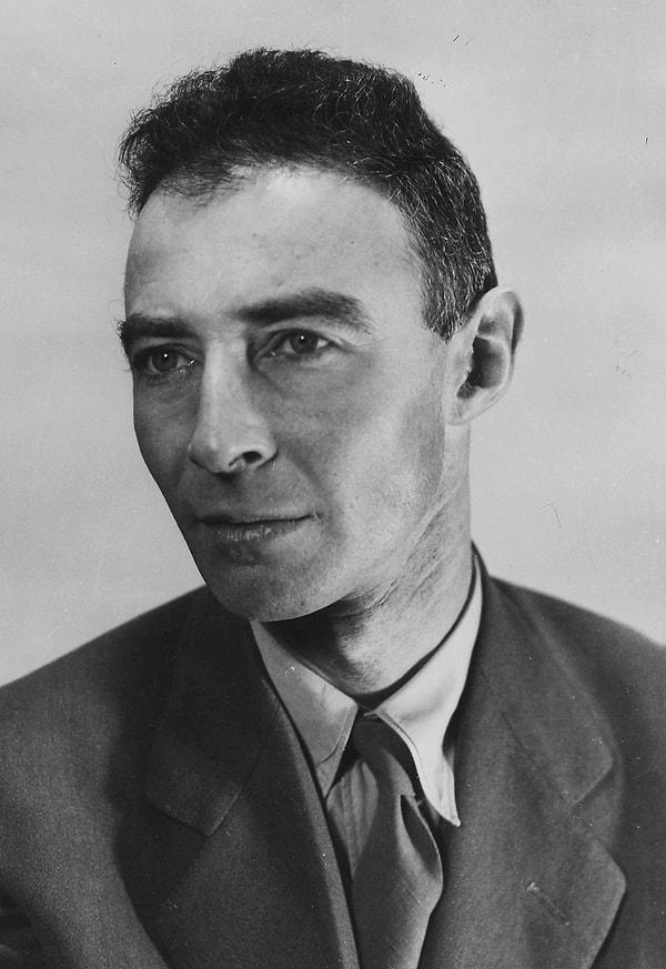 Oppenheimer, bilimsel keşiften kaynaklanan ahlaki sorunları çözmeye çalışırken bir cadı avının kurbanı oldu.