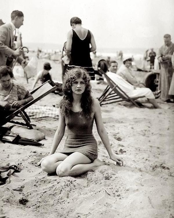5. Fransa'da sahilde bir günün tadını çıkaran genç kadın. (1920 civarı)