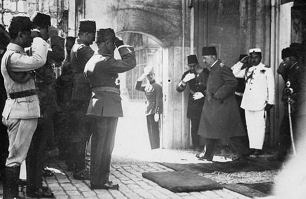 6. 600 yıllık Osmanlı İmparatorluğu'nun son Padişahı Vahdettin İstanbul'dan ayrılıyor. (17 Kasım 1922)