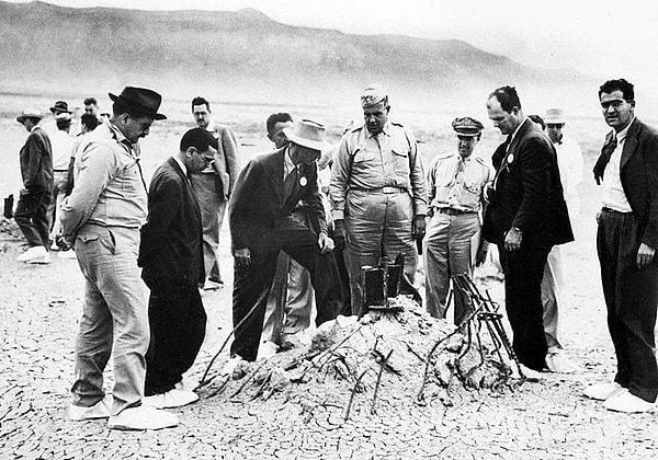 Oppenheimer'a bu görevi yerine getirmek için bir laboratuvar kurması ve yönetmesi talimatı verildi. 1943'te New Mexico, Santa Fe yakınlarındaki Los Alamos platosunu seçti.