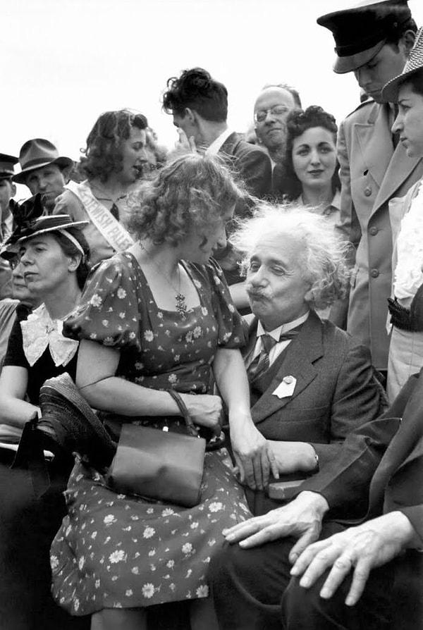 8. Albert Einstein ve bir arkadaşı New York'taki Dünya Fuarı'nın açılış töreninde. (1939)