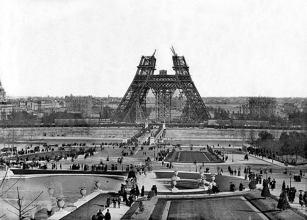 10. Eyfel Kulesi'nin inşa halindeki görüntüsü. (Nisan 1888)