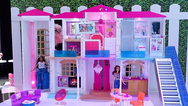 11. Zamanında bu durum çoğu kadın için söz konusu değilken, Barbie'nin kendi evi vardı.