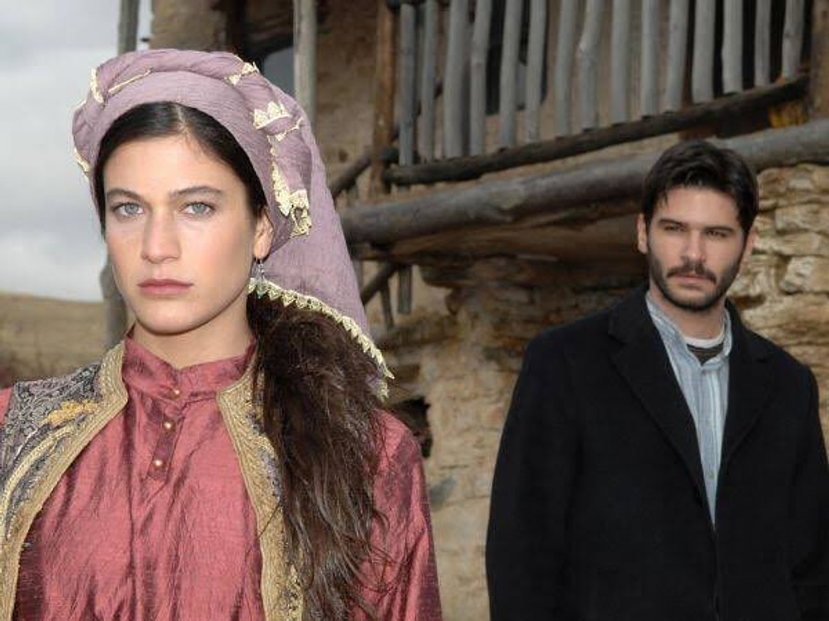 Berrak Tüzünataç: A Beacon of Talent and Dedication in Turkish TV ...