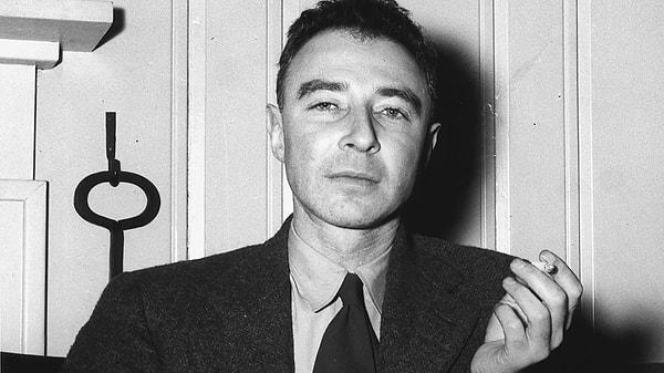 Oppenheimer, nükleer enerjinin askeri amaçlar için kullanmanın bir yolunun arandığı Manhattan Projesi başkanlığını yaptı.