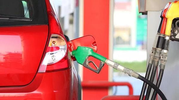 Güncel akaryakıt pompa fiyatlarına göre; İstanbul'da motorinin litre fiyatı 33.92 liradan satılıyor. Benzinin litresi ise ortalama 34.05 liradan satılıyor.