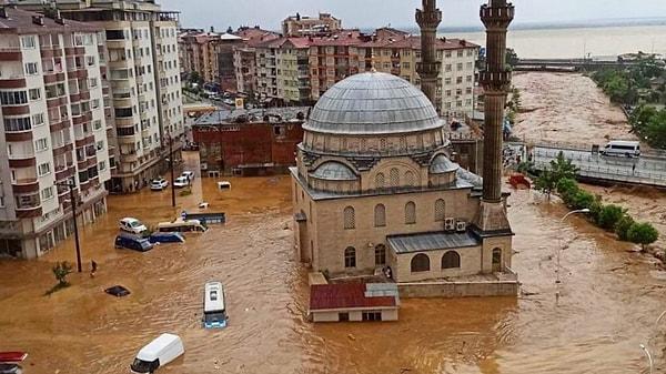 Doğu Karadeniz'de küresel ısınma kaynaklı yağış rejimindeki değişkenlik, toprak hareketlerine yol açıyor; ani ve lokal yağışlar sel ve heyelan tehlikesini beraberinde getiriyor.