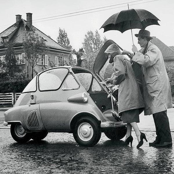 10. Bir çift, BMW Isetta'larına ön kapıdan binerken, 1950'li yıllar👇