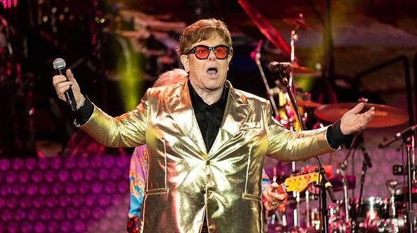 76 yaşındaki Elton John, Farewell Yellow Brick Road adındaki müziğe veda turnesi için konser verdi.