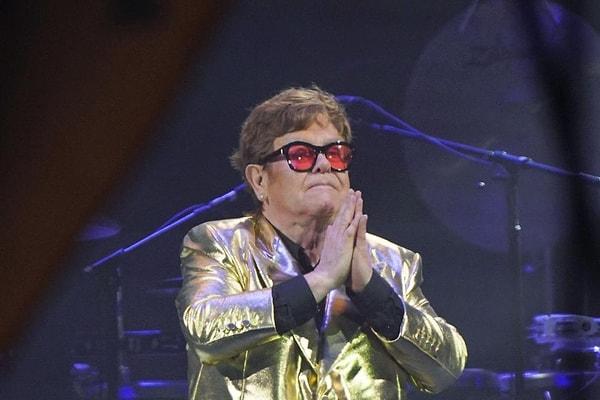 Sir lakaplı Elton John, İsveç'in başkenti Stockholm'de 8 Temmuz'da verdiği konserle son dünya turnesini de tamamladığını ve artık hiçbir turneye çıkmayacağını duyurdu.