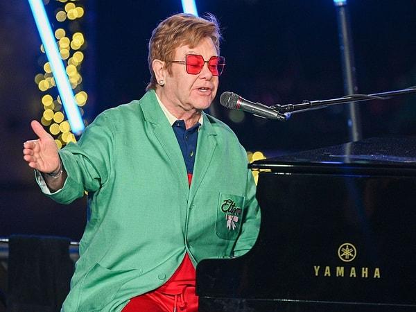 Yeni istatistiklere göre İngiliz şarkıcı Elton John, veda turnesiyle tüm zamanların en çok kazanç getiren konser rekorunu kırdı.