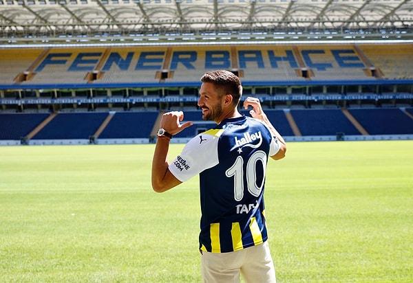 Fenerbahçe'nin Dusan Tadic ile imza atması Beşiktaş taraftarlarını öfkelendirdi. Yönetimin yıldız oyuncuyu ezeli rakibine kaptırması istifa seslerini yükseltmeye başladı.