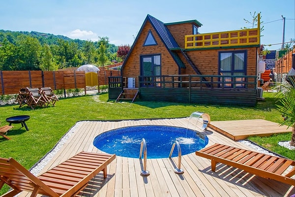 Sapanca'da bulunan farklı işletmelerin bungalov görsellerini Instagram hesabında paylaşan dolandırıcılar, o bungalovları da günlüğü 2.500 TL'den kiraladılar.