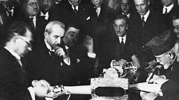 Lozan görüşmelerinin ilk oturumu 20 Kasım 1922'de başladı. Bu başlangıç aylarca sürecek yıpratıcı, yorucu ve sancılı diplomasi savaşının ilk kıvılcımını yaktı.