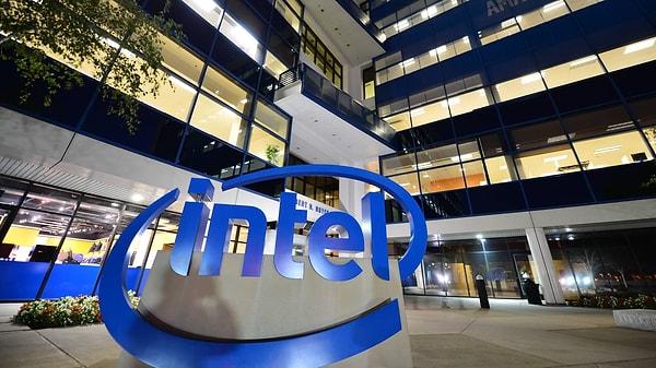 İşlemci sektörünün önde gelen isimlerinden Intel, yapay zeka yarışında geri kalmamak adına gelişen teknoloji ile ilgili yürüttüğü projelere tam gaz devam ediyor.