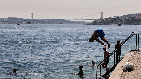 Meteoroloji, "Hava sıcaklıklarının Marmara, Ege ve Akdeniz'de mevsim normallerinin 3 ila 8 derece, diğer bölgelerimizde ise mevsim normallerinin 1 ila 5 derece üzerine çıkması bekleniyor" uyarısında bulundu.