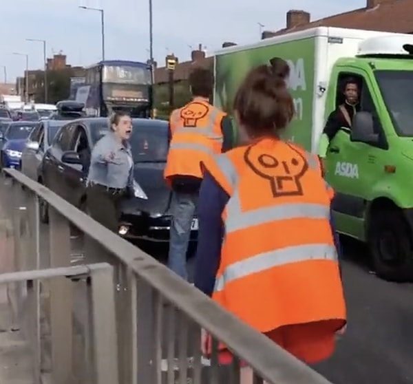 Bir anne, trafikte metrelerce uzanan konvoyunun başındaki aracının içindeki bebeğinin acilen hastaneye ulaştırılmasının gerektiğini ifade etti.