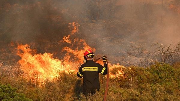 Beş gündür orman yangınları ile mücadele eden Yunanistan’da 79 farklı noktada söndürme çalışmaları sürüyor.
