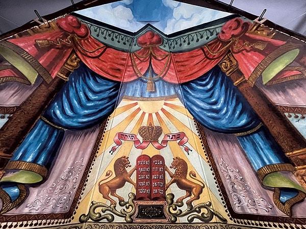 3. 'Lost Mural' sanat eseri aslında gerçekten kaybolmadı. 1910'da bir Burlington sinagogu tabloyu yaptırdı. Sinagog 1939'da kapılarını kapattığında bina halı dükkanı, depo ve son olarak 1986'da apartman bloğu olarak kullanıldı.