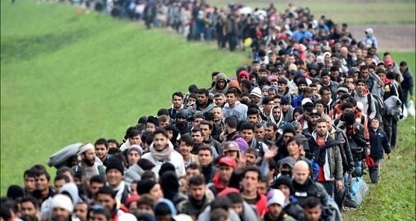 Türkiye'ye göç edenlerin sayısı 2022 yılında bir önceki yıla göre yüzde 33,2 azalarak 494 bin 52 kişi oldu. Bunların yüzde 52,9'unu erkekler, yüzde 47,1'ini ise kadınlar oluşturdu.