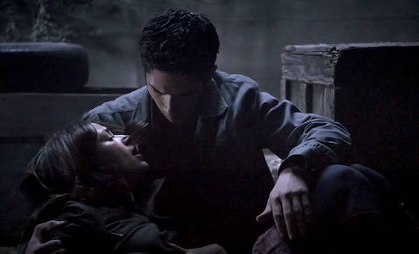 7. Teen Wolf'ta, Allison'ın ölüm sahnesi sırasında Scott'a söylediği "Seni seviyorum," aslında Crystal Reed tarafından doğaçlanmış!