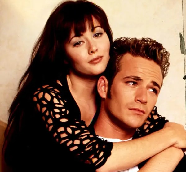 18. Beverly Hills, 90210 dizisinde Brenda'nın hamilelik korkusu hikayesi; kanalın, karakterin bekaretini erkek arkadaşı Dylan'a kaybettiği için "fazla mutlu" olduğunu ve bunun "sonuçları" olması gerektiğini düşünmesi nedeniyle yazılmış!