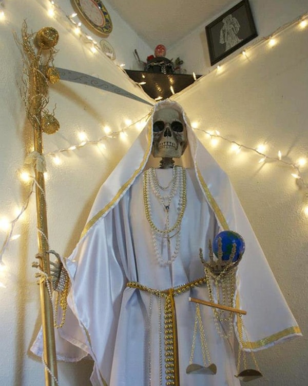 Daha öncesinde çiçekçiye Kutsal Ölüm olarak da bilinen Santa Muerte'nin tasviri de dahil olmak üzere birkaç ürkütücü figür bırakılmıştı.