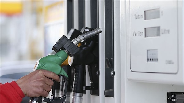 Zamla birlikte benzinin litre fiyatı yaklaşık olarak İstanbul'da 36,05 TL'ye, Ankara'da 36,53 TL'ye, İzmir'de 36,64 TL'ye yükselecek.