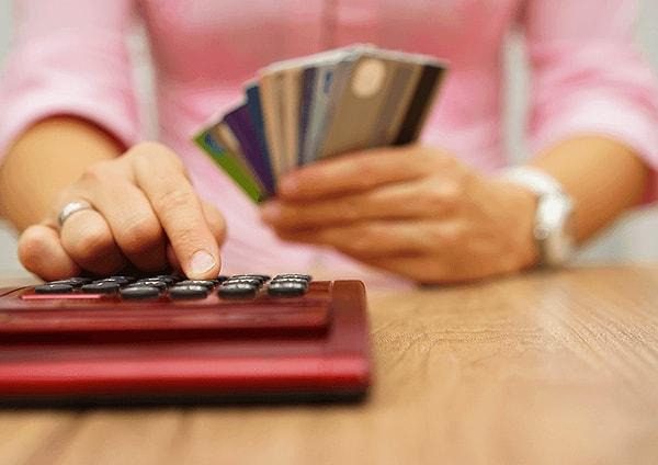 Kredi kartı kullananların %45,6’sı aylık kredi kartı borcunun tamamını, %33,9’u ise borcun asgari tutarını ödeyebildiğini belirtti.