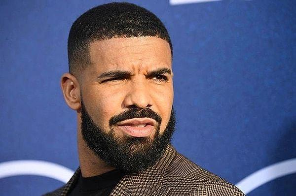 5. Ünlü rapçi Drake, gerek şarkılarıyla gerek ise özel hayatıyla dünya gündeminin konuşulan isimlerinden bir tanesi. Son günlerde ise konserinde kendisine atılan sütyenle gündem oldu.