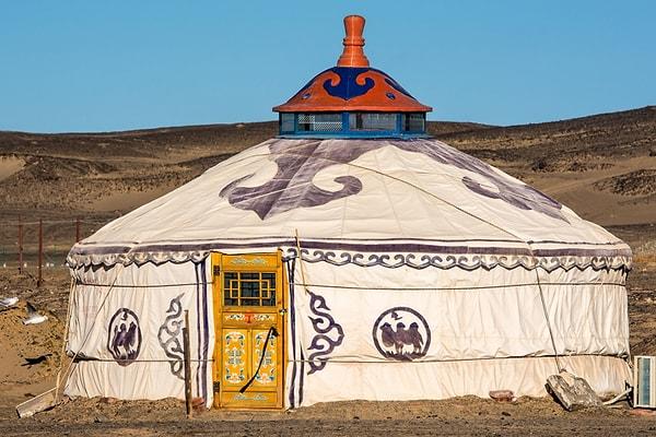 Starbucks'ın geleneksel Moğol evi olan "yurt" ya da "otağ" olarak bilinen çadırı kullanması ise herkesin dikkatini çekti!