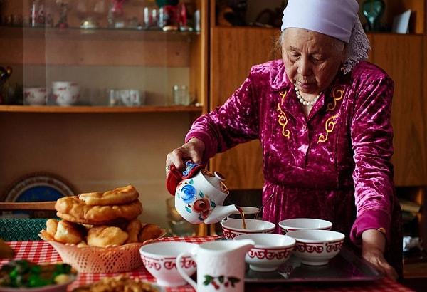 4. Kazakistan'da çay fincanları yarısına kadar doldurulur.