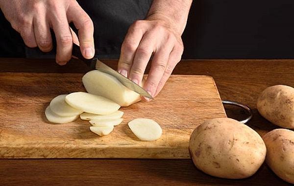 6. Almanya'da patatesleri bıçakla kesmek kabalık olarak görülür.