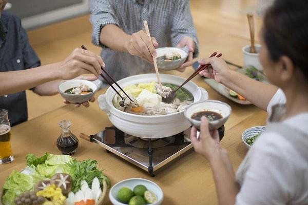 13. Japonya'da yemek yerken yemek çubuklarını tabağın üzerine koymamanız gerekir.