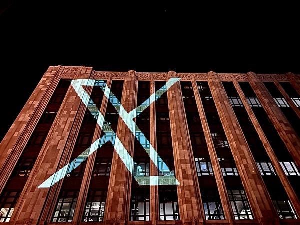 Sadece bu da değil! Elon Musk geçtiğimiz cuma günü San Francisco'nun tam merkezindeki ofislerine ışıklı X logosu da astı.
