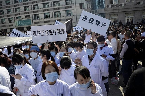 7. Çin'de doktorlar 116 bin 377 dolar yıllık ortalama maaş alırken, aylık 9 bin 698 dolar, TL bazında da 261 bin 266 lira ediyor.