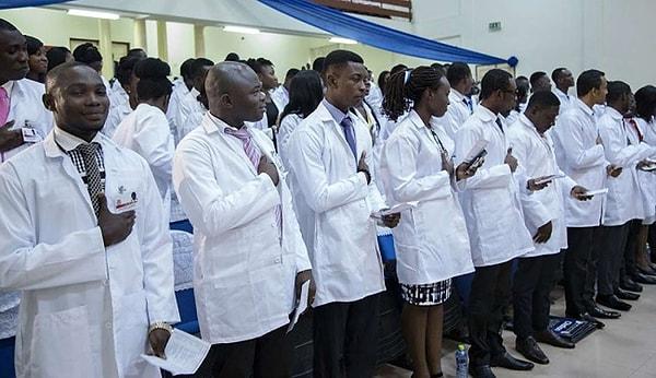 20. Nijerya'da doktorlar 11 bin 573 dolar yıllık ortalama maaş alırken, aylık 964 dolar, TL bazında da 25 bin 981 lira ediyor.