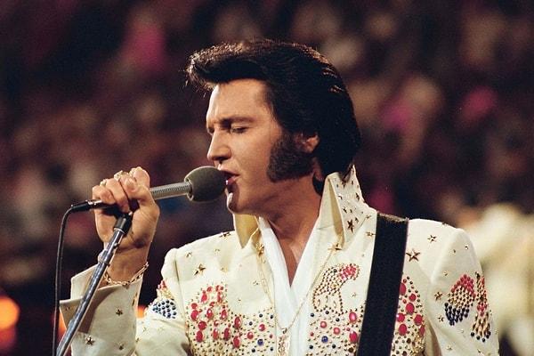 Rock'n Roll dünyasının gelmiş geçmiş en efsane isimlerinden biri olan Elvis Presley'nin hayranları hala kendisini dinlemeye ve filmlerini izlemeye devam ediyor.