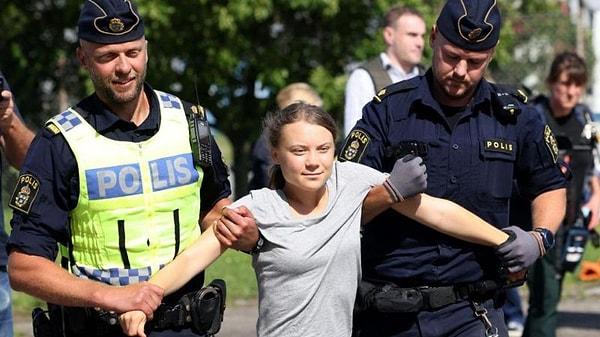 20 yaşındaki Thunberg ve arkadaşları geçtiğimiz ay Malmö kentinde petrol taşıyan tankerlerin limana girişini engellemişti.