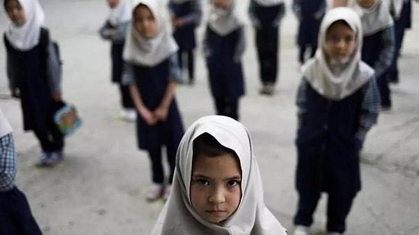 Terör örgütü Taliban, yasaklara eğitimden başladı. Taliban, Afganistan'da kız çocuklarının ilkokula gidişini ve kadın öğretmenler ve personelin de okullara girişini yasakladı.