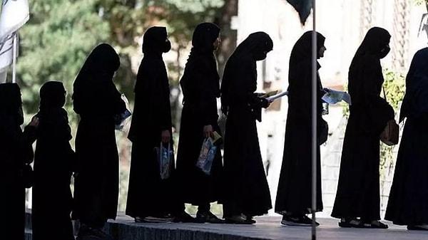 Üniversiteye giden kadın öğrenciler, Taliban görevlileri tarafından geri gönderildi. Kadınlara başlarını kapatma ve kapalı kıyafetler giyme zorunluluğu getirildi.