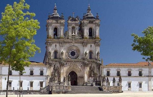 Portekiz’de bulunan Alcobaça Manastırı, 12. yüzyıldaki orijinal yapısından gotik kemerler bulunduran ve 18. yüzyılda eklenen barok kulelere sahip bir ibadet yeri.