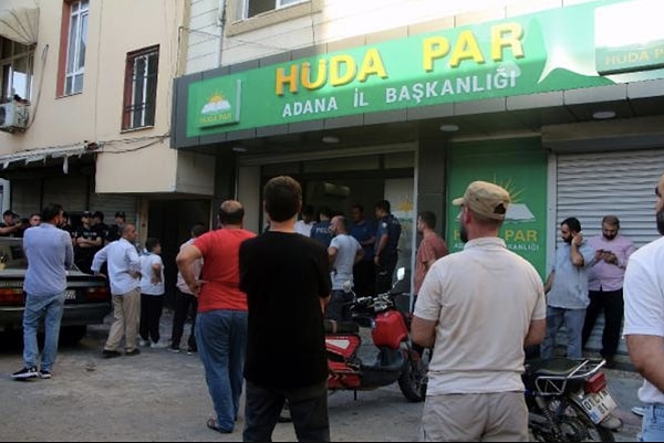 Seyhan ilçesinde 22 Temmuz'da meydana gelen olayda HÜDA PAR İl Başkanlığı binasına gelen A.S., HÜDA PAR İl Başkanı Salih Demir ile İl Sekreteri Sacit Pişgin’i namaz kıldıkları sırada bıçakla karınlarından yaralayıp, kaçmıştı. Yaralılardan Sacit Pişgin hayatını kaybederken, Salih Demir yaralanmıştı.