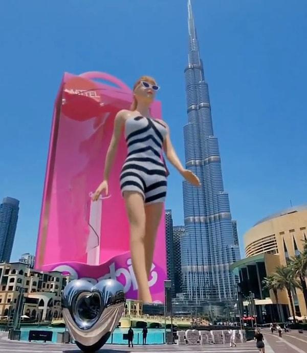 Kentin ortasına yerleştirilen 3 boyutlu dev Barbie reklamı hem orada bulunanların hem de sosyal medya kullanıcılarının oldukça dikkat çekti.