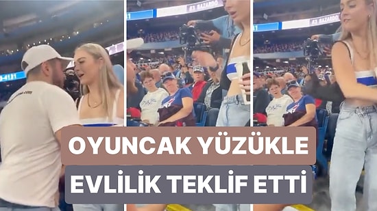 Tribünde Sevgilisine Oyuncak Yüzükle Evlilik Teklifi Şakası Yapmak İsteyen Adam Hayatının Şokunu Yaşadı